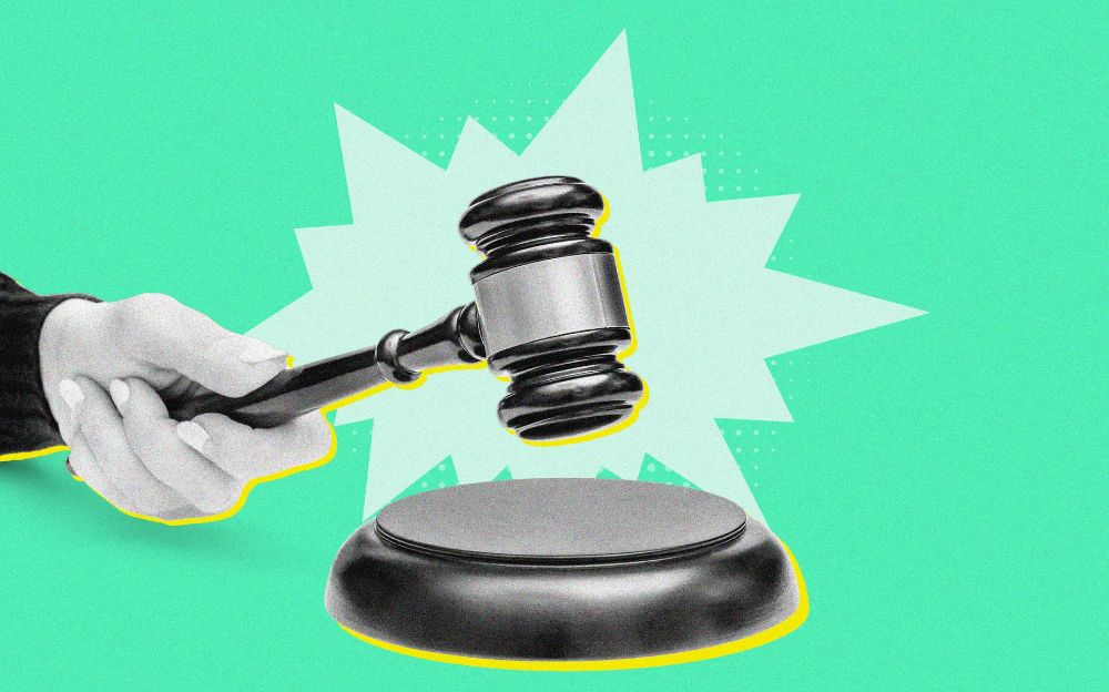 Une main tenant le marteau d'un juge au-dessus d'un bloc sonore, sur un fond vert orné d'effets stylisés représentant des éclats, symbolisant les droits des créateurs de contenu.